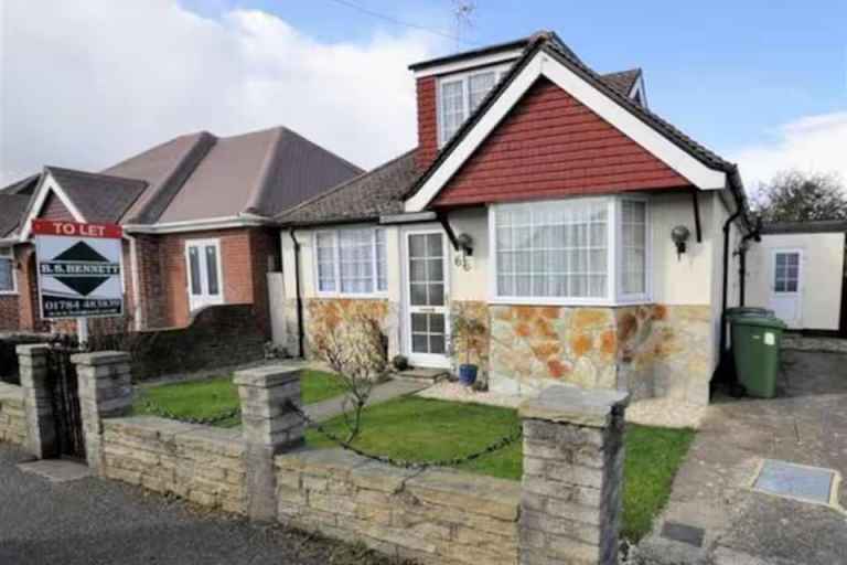 Private Studio next to Heathrow Airport and Tube with private entrance