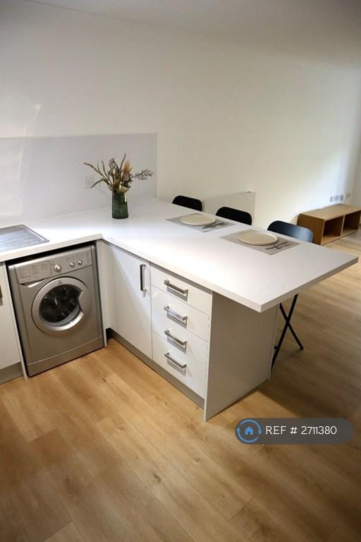 2 bedroom flat in Hadfield Close, Manchester, M14 (2 bed) (#2711380)