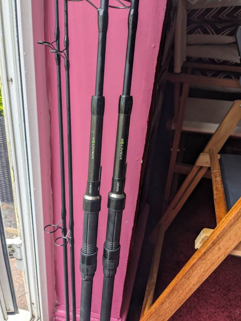 SONIK xtractor 9foot carp fishing rods 3lb test in lovely condition Quality 