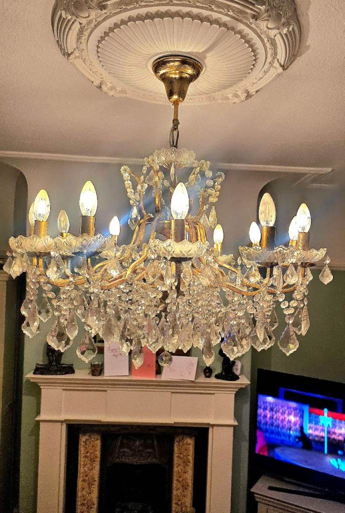 Beautiful Crystal Chandelier with Gold Accents – Very Good Condition