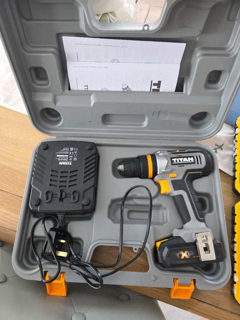 Titan drill and drill bits barely used 