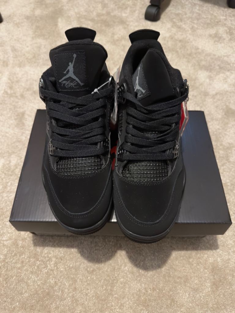 Black cats Jordan 4