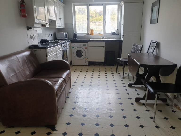LOVELY SINGLE ROOM FOR RENT AVAILEBLE