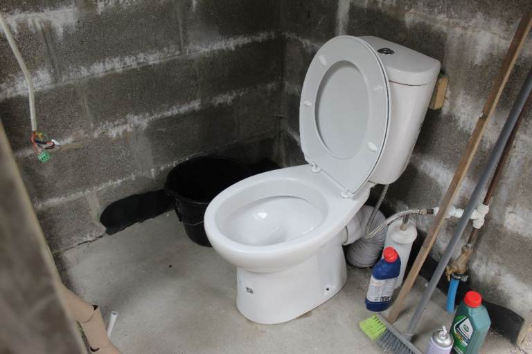 White Porcelain Toilet Pan and Cistern only a couple weeks use and not suitable for space. 