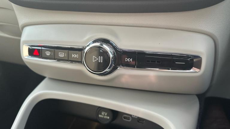  Volvo XC40 2.0 B4 MHEV Ultra Bright DCT Auto Euro 6 (s/s) 5dr Petrol/Electric Hybrid Automatic