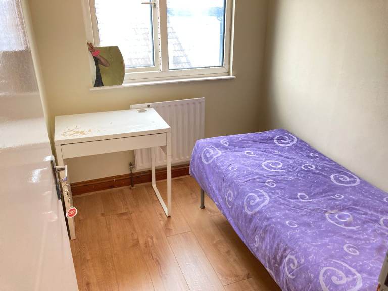 Includes Bills Single Box Room To Let Share BathShower KitchenDining Garden VeryNearRailTubeBusShops