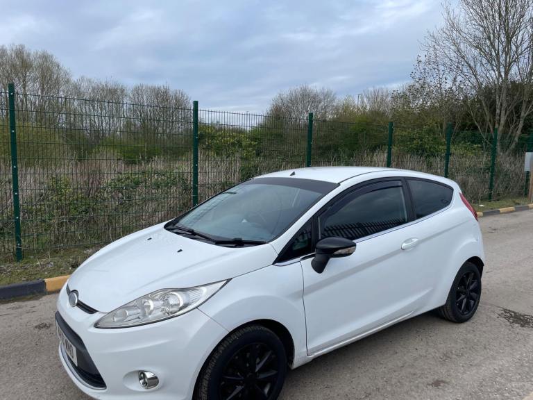FORD FIESTA 1.2 ZETEC 10 REG WHITE 3 DOOR MOT AUGUST 3RD 2026 TAX £165 LOW INSURANCE 50+MPG