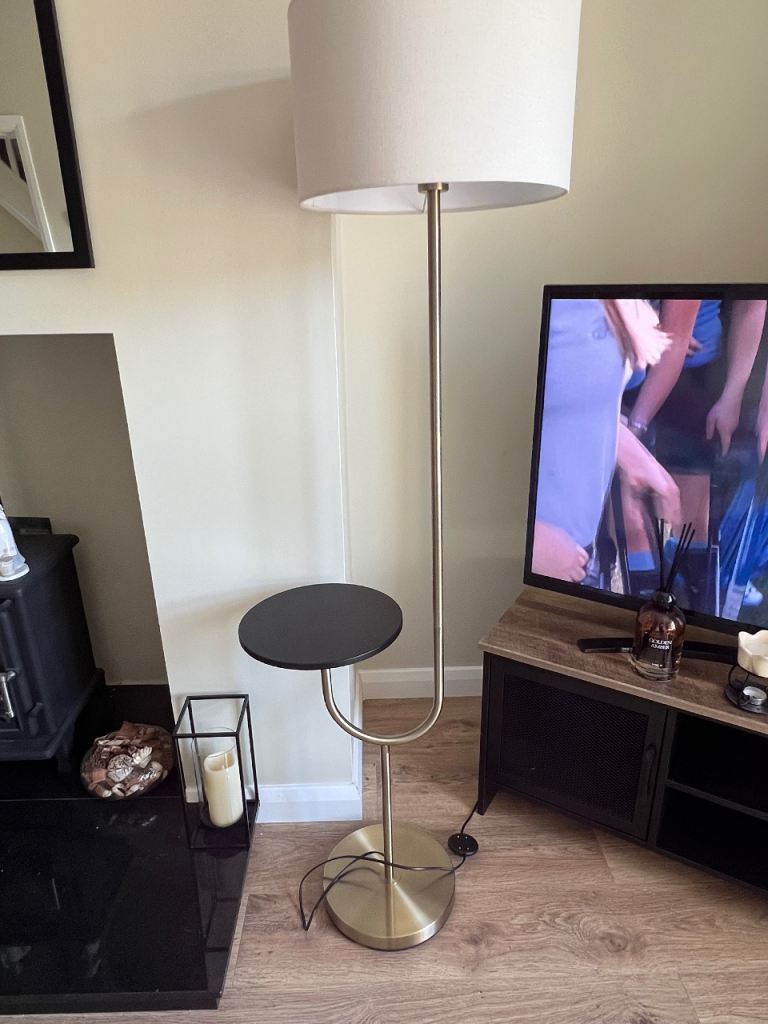 Stylish Floor Lamp with Integrated Side Table