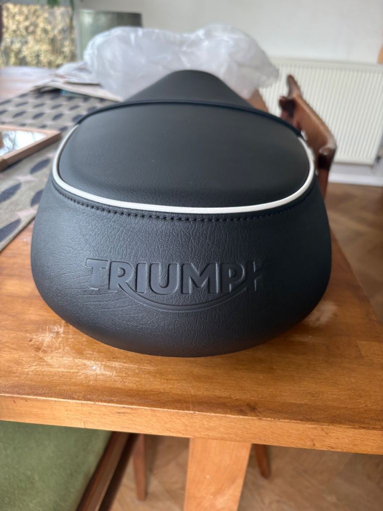 Triumph Bonneville T100 seat 