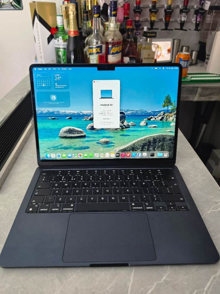 Apple MacBook Air 13-inch (M2, 2022) – Apple M2 – 8GB RAM – 256GB SSD