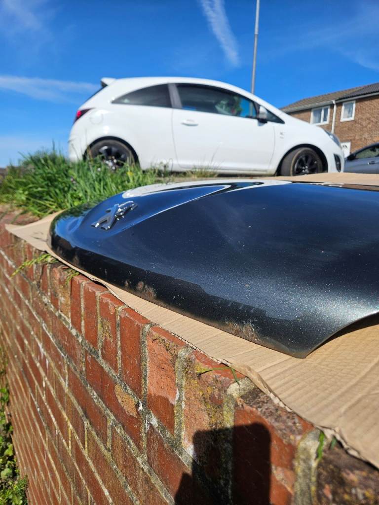 Peugeot 208 bonnet