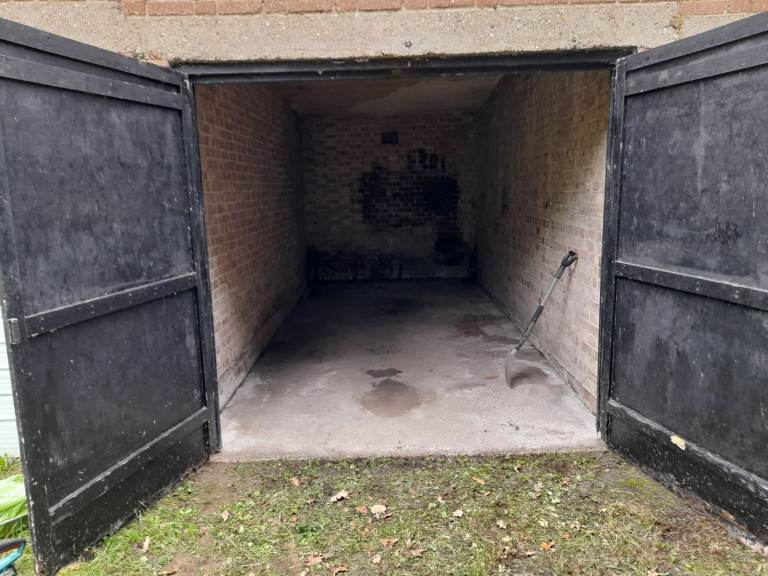 Garage available for immediate rental in West Ealing London