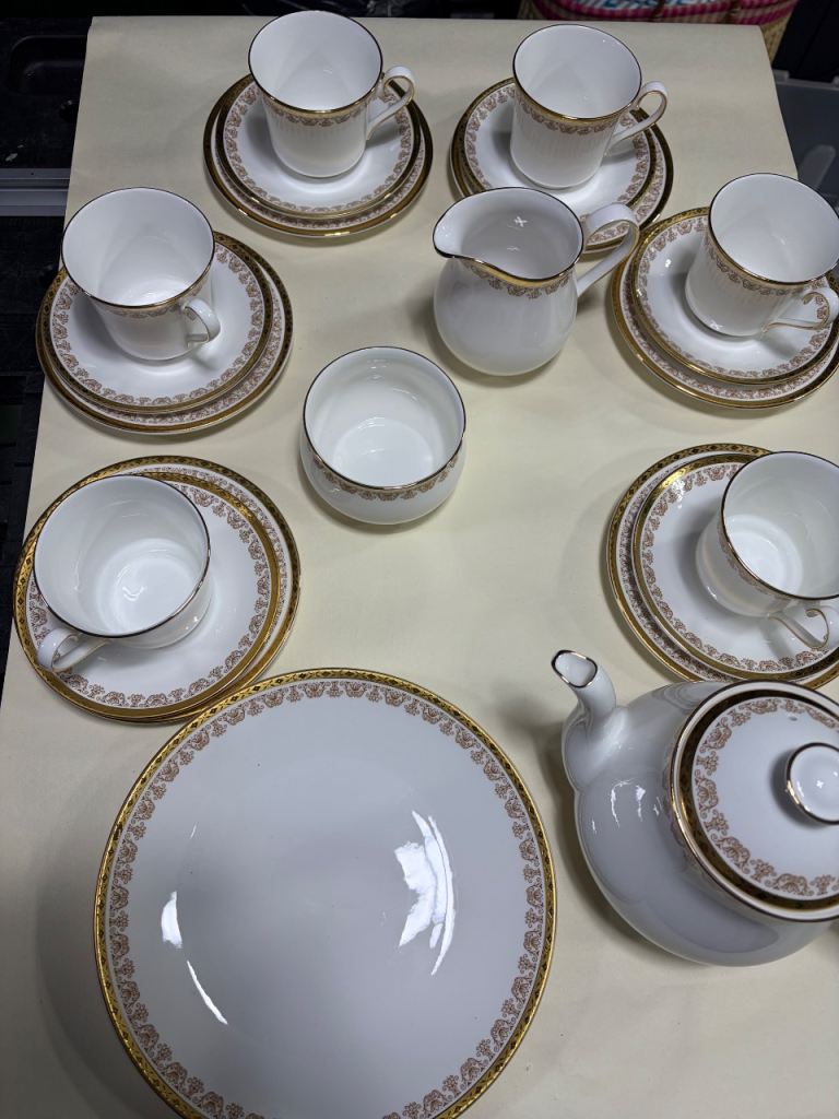 Elizabethan Clifton Fine Bone China Tea Set – As Good As New