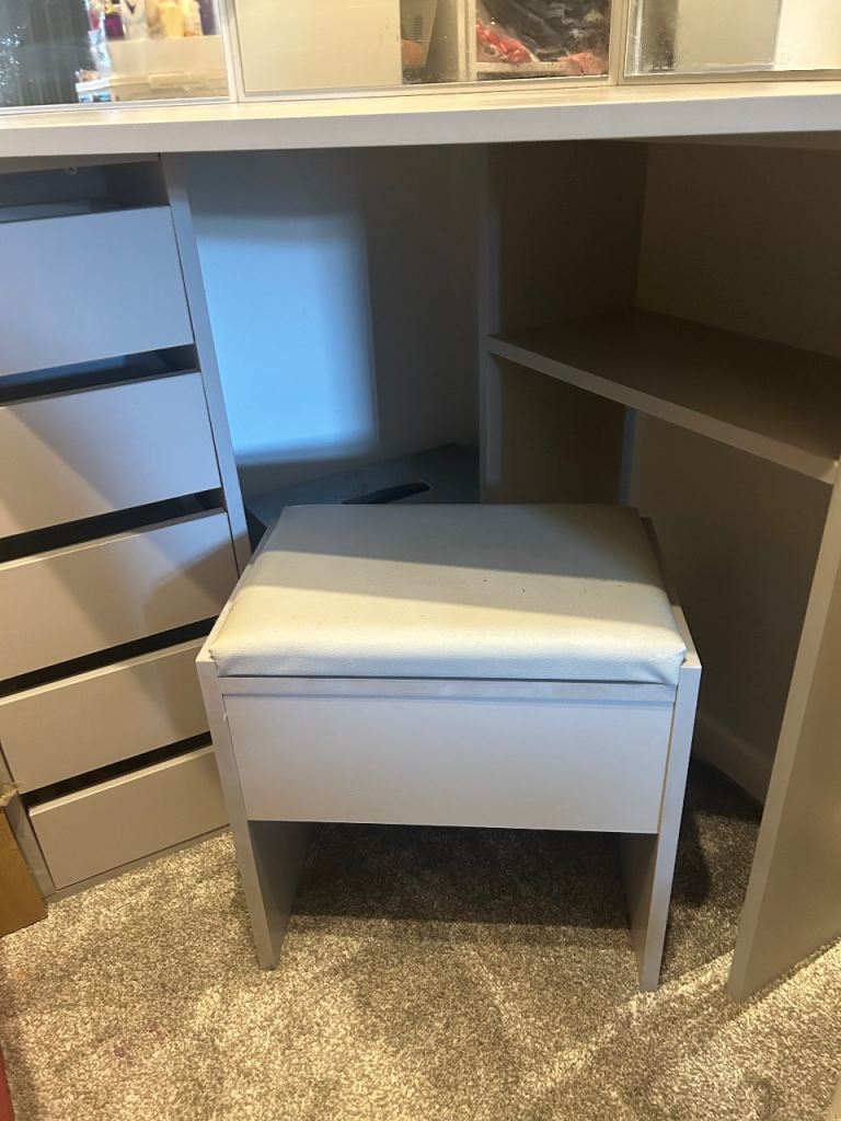Dressing table 