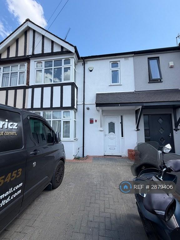 3 bedroom house in Coombewood Drive, Romford, RM6 (3 bed) (#2879406)