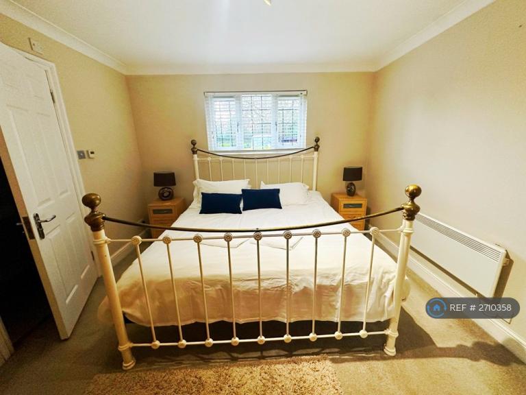 3 bedroom flat in Windsor Forest Court, Ascot, SL5 (3 bed) (#2710358)