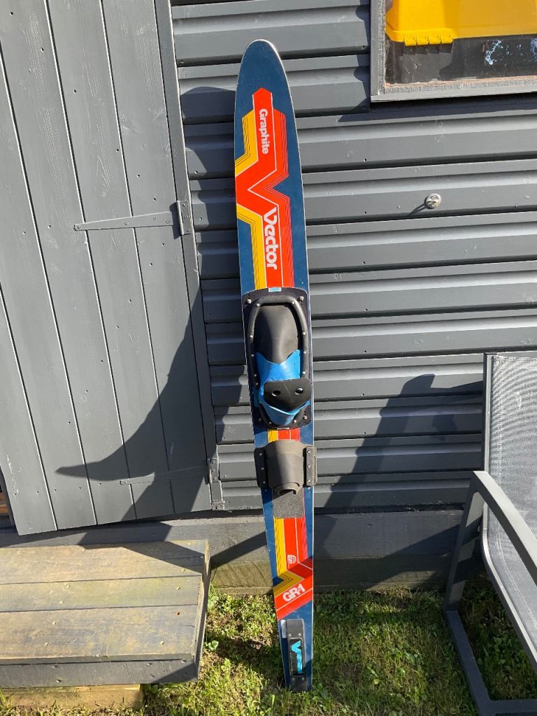 Mono vector water ski