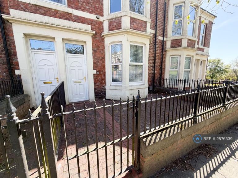 2 bedroom flat in Hugh Gardens, Newcastle Upon Tyne, NE4 (2 bed) (#2876339)