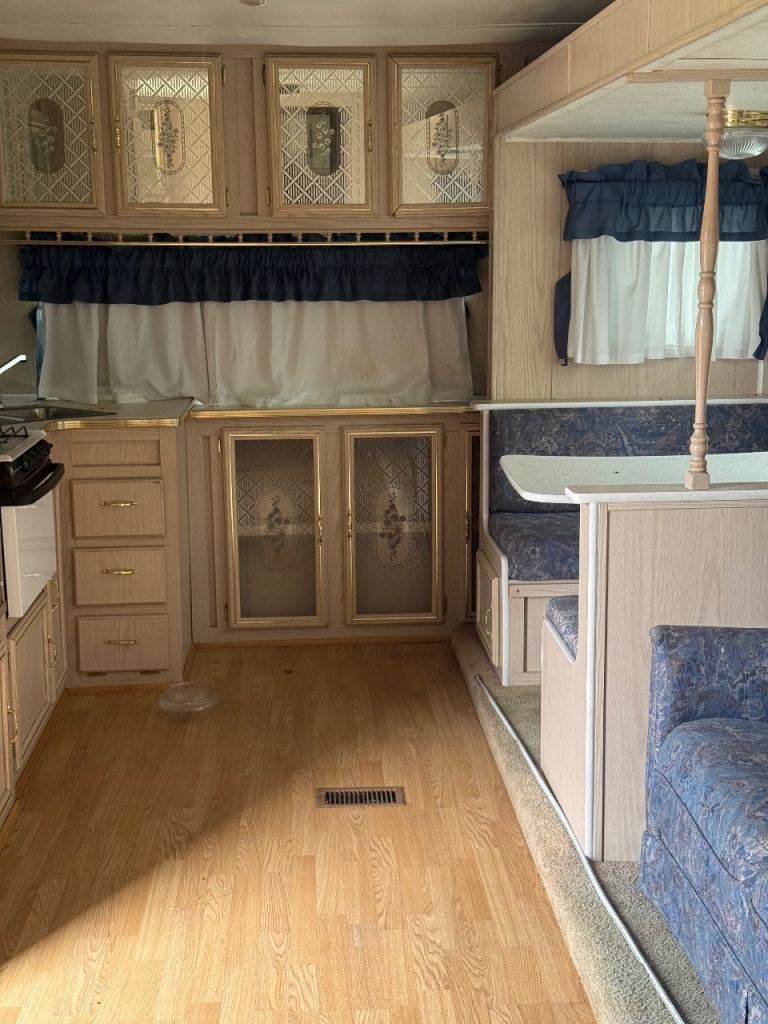 American Caravan, 36 Ft, Ex Film Location, Dry, Excellent Spacious Accommodation 