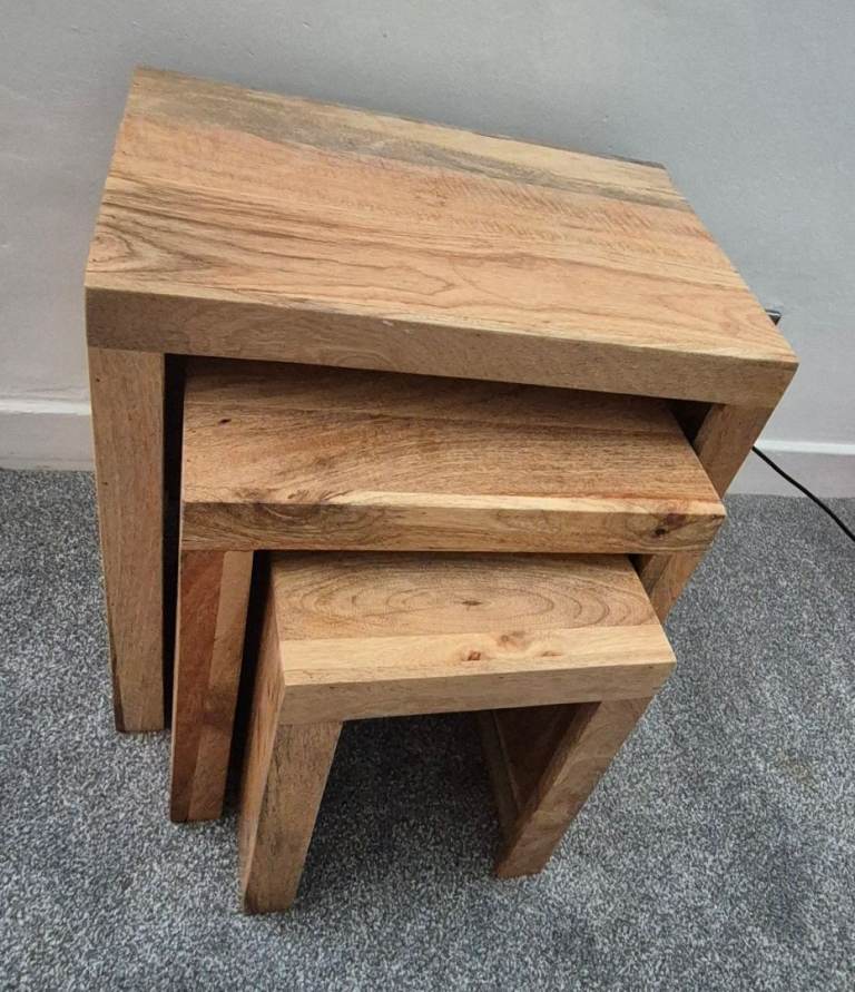 Solid oak nest of 2 tablea