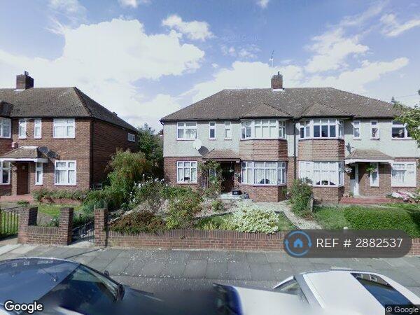 2 bedroom flat in Caernarvon Drive, Ilford, IG5 (2 bed) (#2882537)