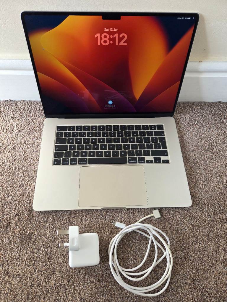 Apple MacBook Air 15.3" (256GB SSD, M2, 8GB) Laptop - Starlight