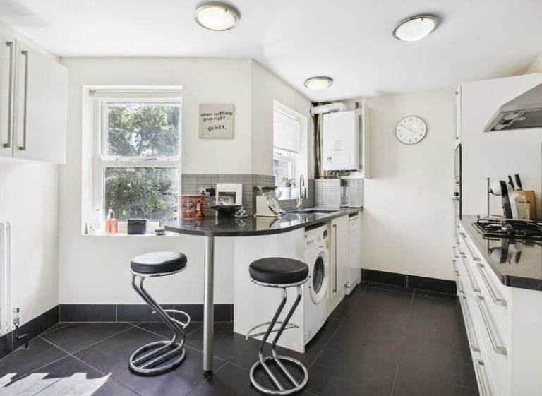 Light Double Room with en-suite for rent