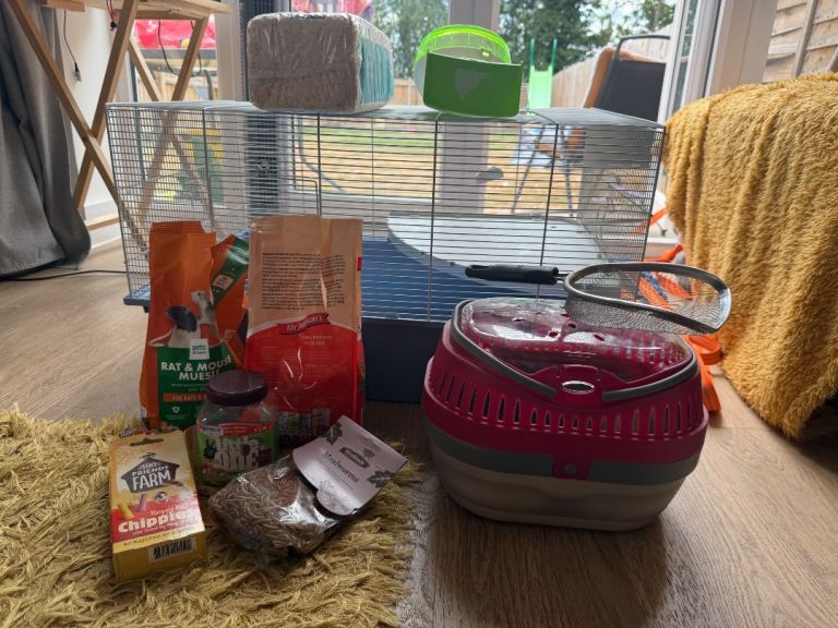 Mouse/hamster cage with mouse accessories 