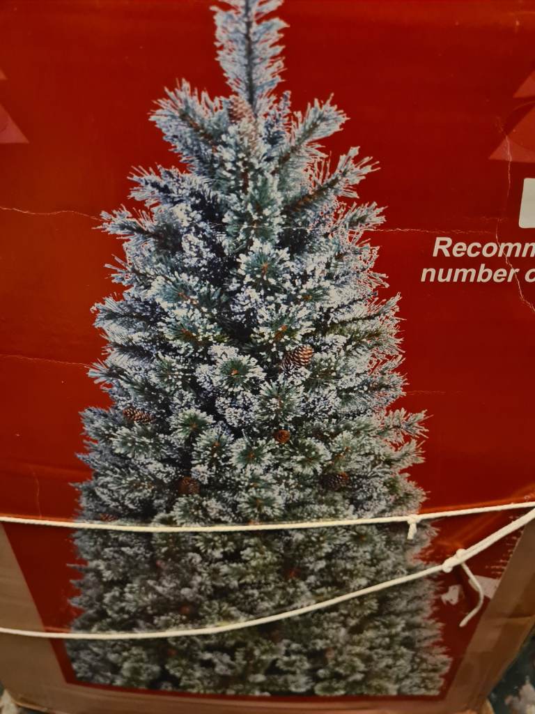 9ft / 2.7m dobbies Ulswater artificial Christmas tree and heavy duty click fix christmas tree base