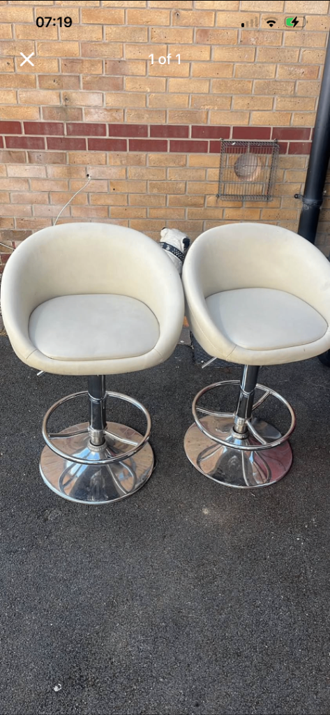 Pair of Cream Bar Stools with Chrome Base – Good Condition