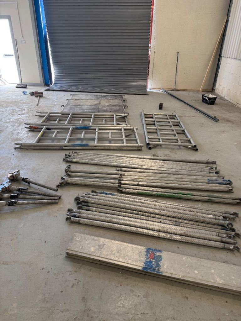 Robust Three-Section  Scaffold Kit with Wheels and Stabilising Outriggers
