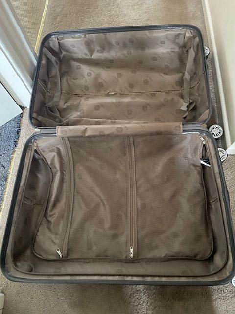 2x Large Hard Shell Suitcases – Excellent Condition – Matching Set – Grey
