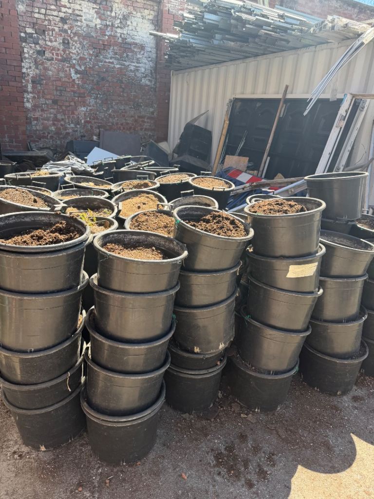 JOB LOTS OF FREE SOIL & POTS. 