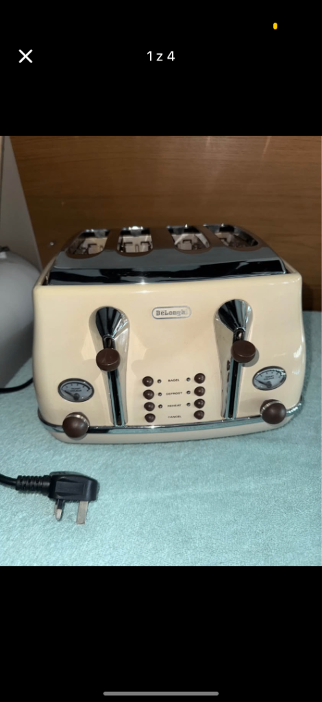 DeLonghi 4-Slice Toaster in Cream - Great Condition