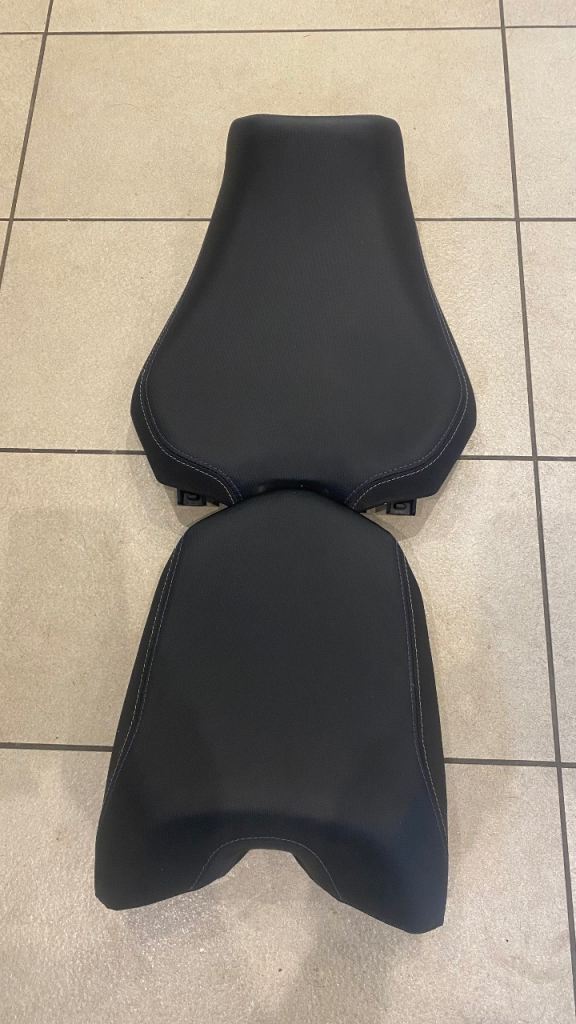 Tracer 900 seats