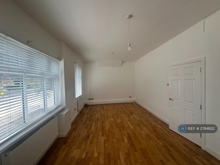 1 bedroom flat in Woodford Road, London, E7 (1 bed) (#2784622)