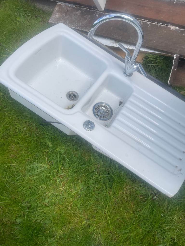 ceramic 1.5 bowl white kitchen sink, nice taps complete with tails, pop up waste,