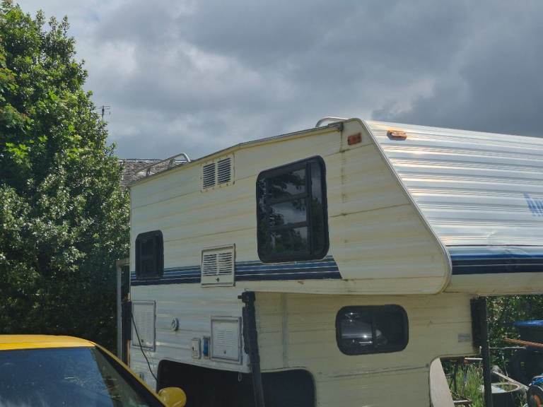 Demountable camper