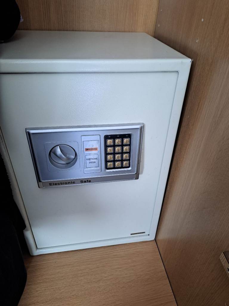LARGE ELECTRONIC DIGITAL SAFE