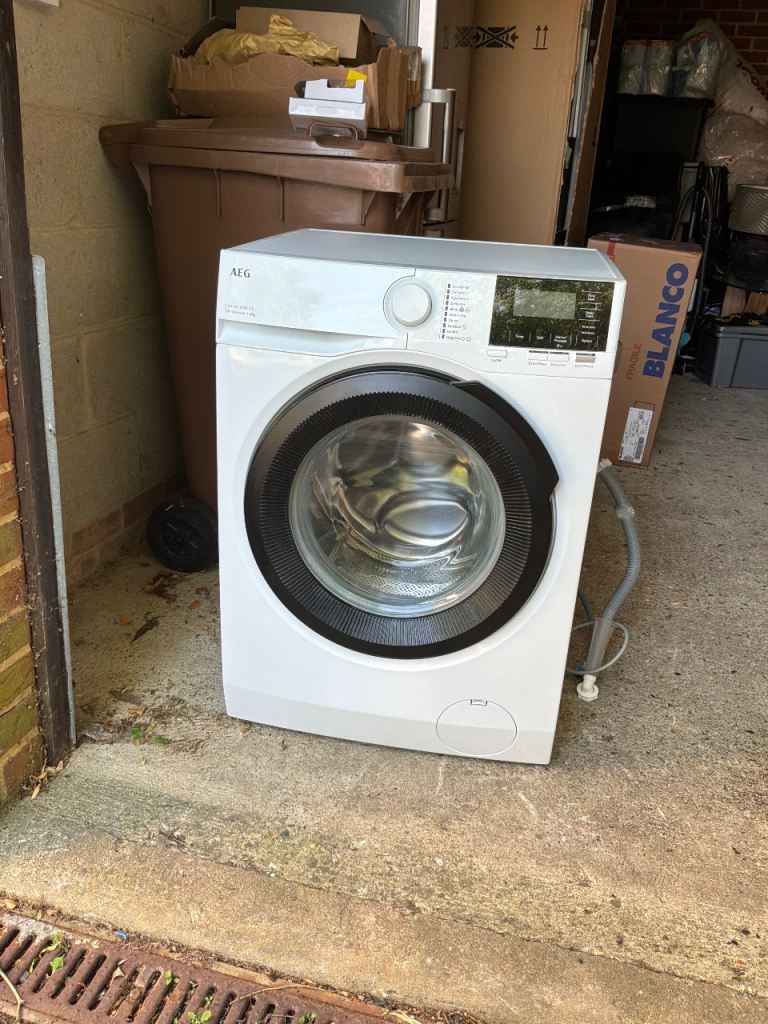 12 month old AEG 8kg washing machine 
