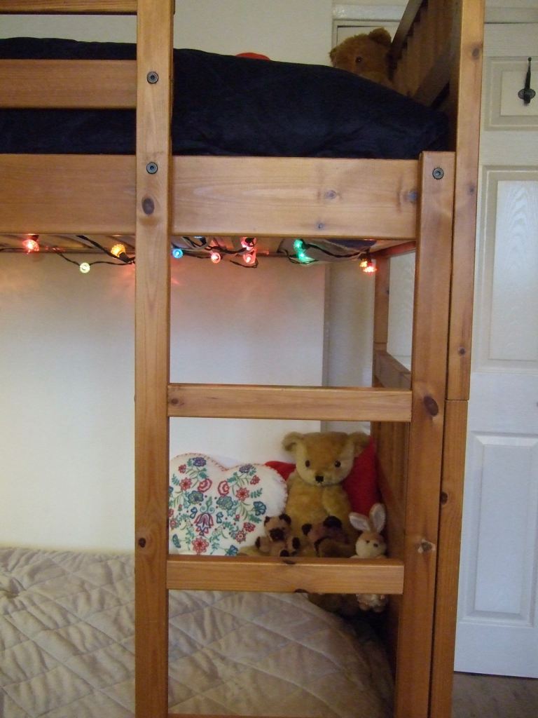 Ikea beautiful wooden Hemnes Bunk or 2 single 90x200cm beds - plus mattress and memory foam topper.