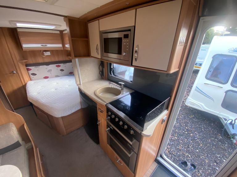 SWIFT CHALLENGER 625se - 2014 - FIXED BED - 5 BERTH - RARE LAYOUT PRISTINE 