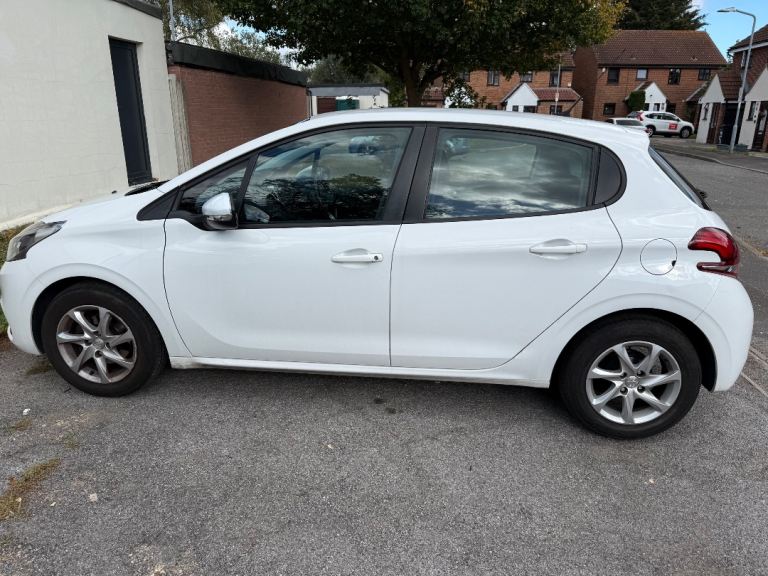 Peugeot, 208, Hatchback, 2016, Manual, 1199 (cc), Apple Car Play, 5 doors