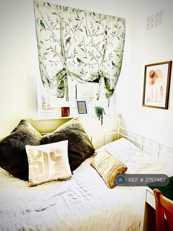 1 bedroom in Manor Road North, Wallington, SM6 (#2757467)