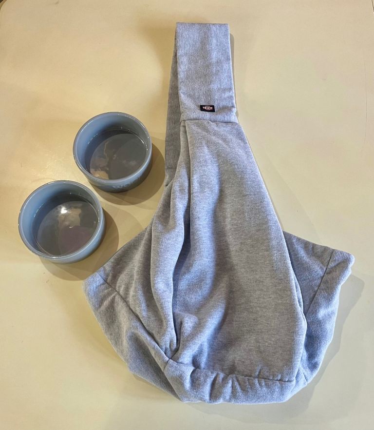 Puppy sling and 2 feeding bowls 