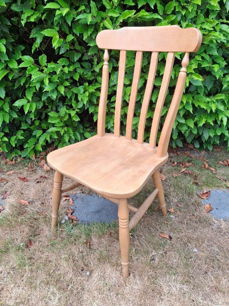 Modern Traditional Style Spindle Back Chair - Good Condition 