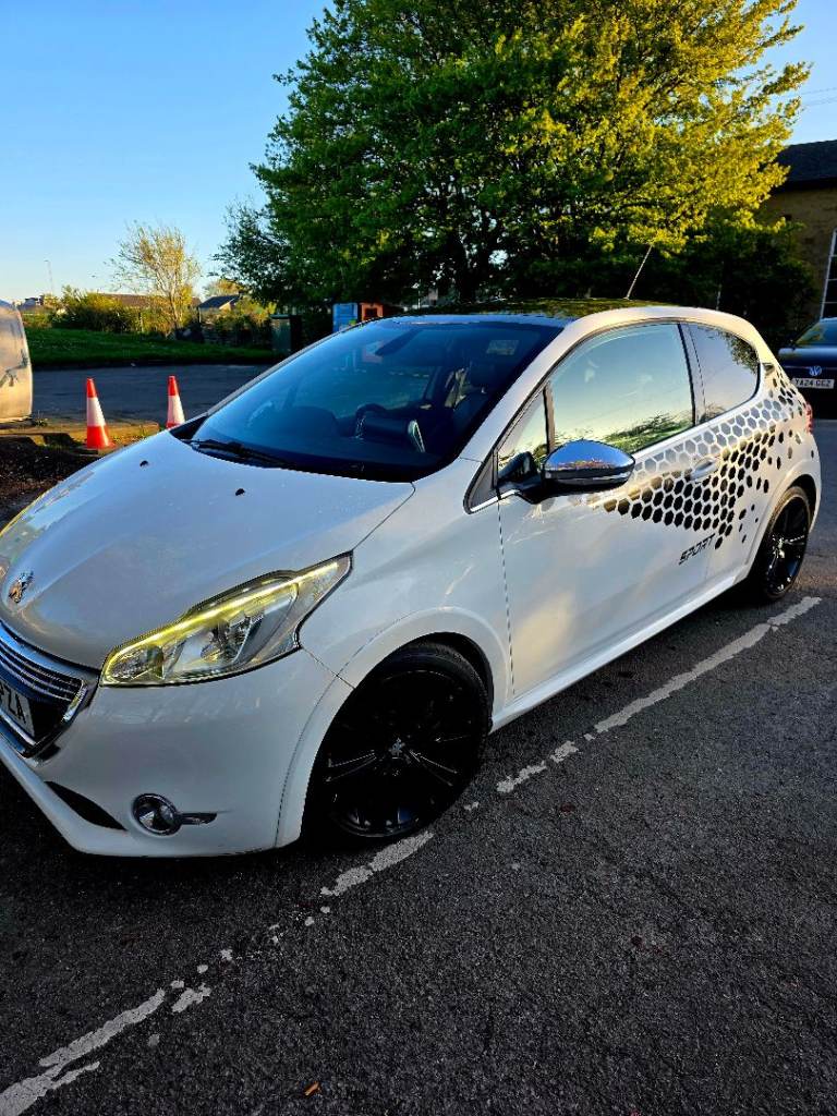 Peugeot, 208, Hatchback, 2013, Semi-Auto, 1560 (cc), 3 doors