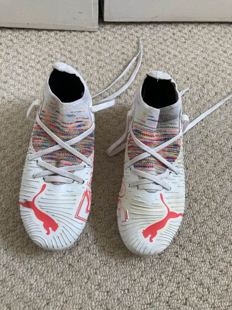 Kids Puma football shoes size junior 1