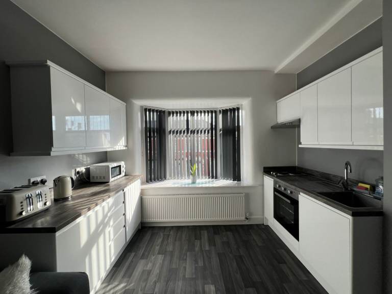 2 DOUBLE BEDROOM FLAT NO DEPOSIT SOME BILLS INCLUDED