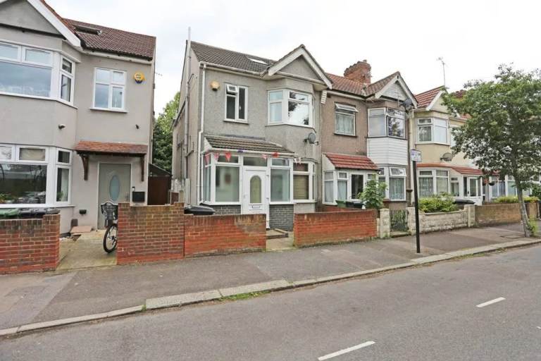 A very nice 4 bedroom house available on Leyton, E10